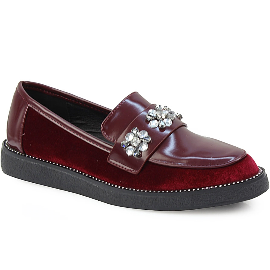 Γυναικεία loafers με λεπτομέρεια λουστρίνι και strass Μπορντώ