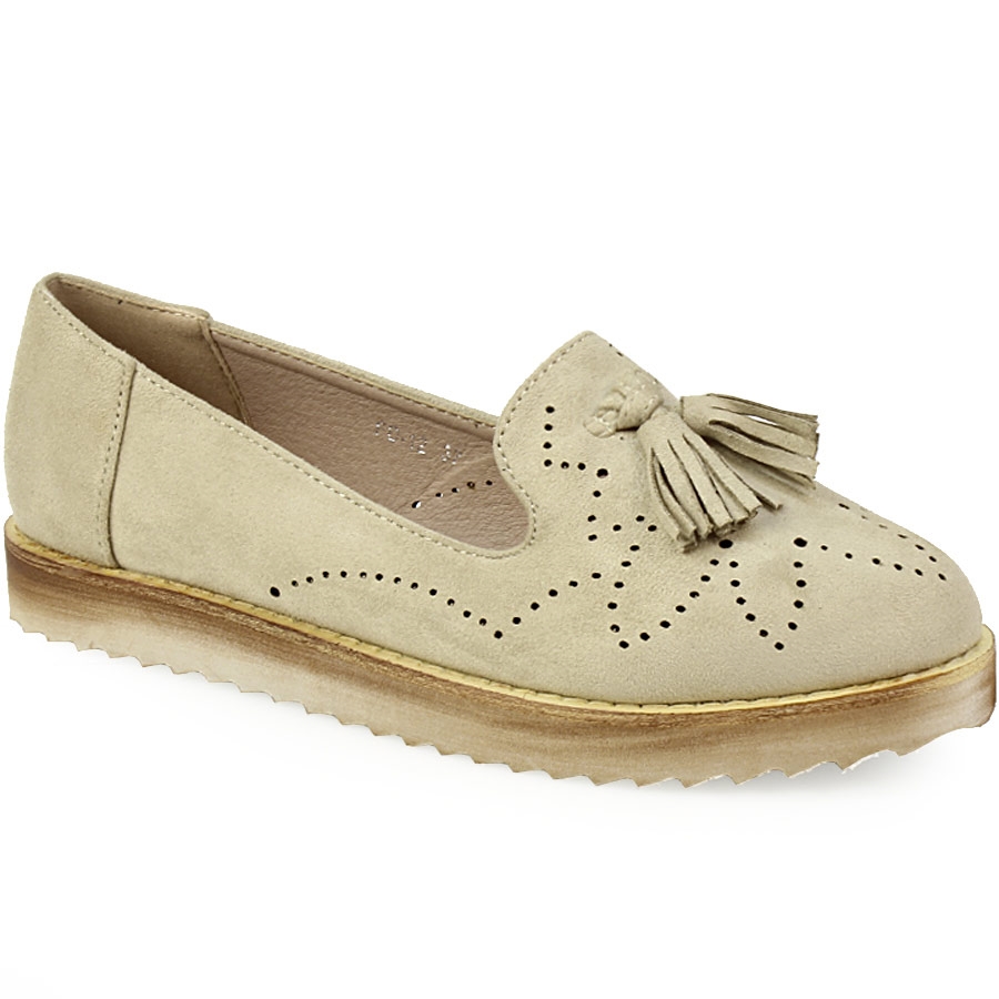 Γυναικεία loafers με διακοσμητικά κροσάκια Μπεζ