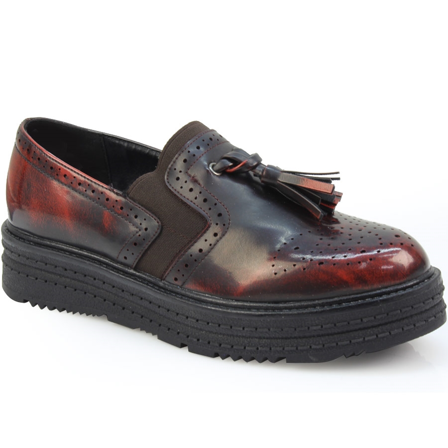 Γυναικεία loafers με περφορέ σχέδιο και κρόσσια Μπορντώ