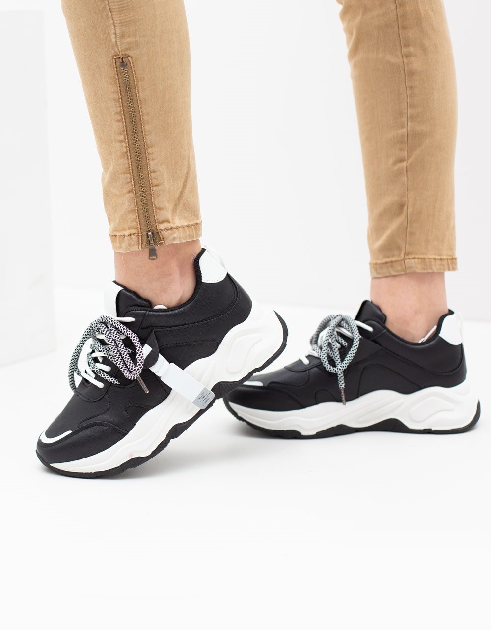 Εικόνα από Γυναικεία sneakers με ανάγλυφες λεπτομέρειες Μαύρο/Λευκό