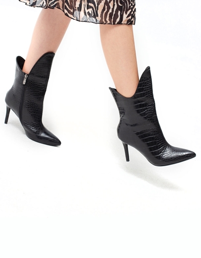 Εικόνα της Μυτερά μονόχρωμα μποτάκια με λεπτό τακούνι Μαύρο