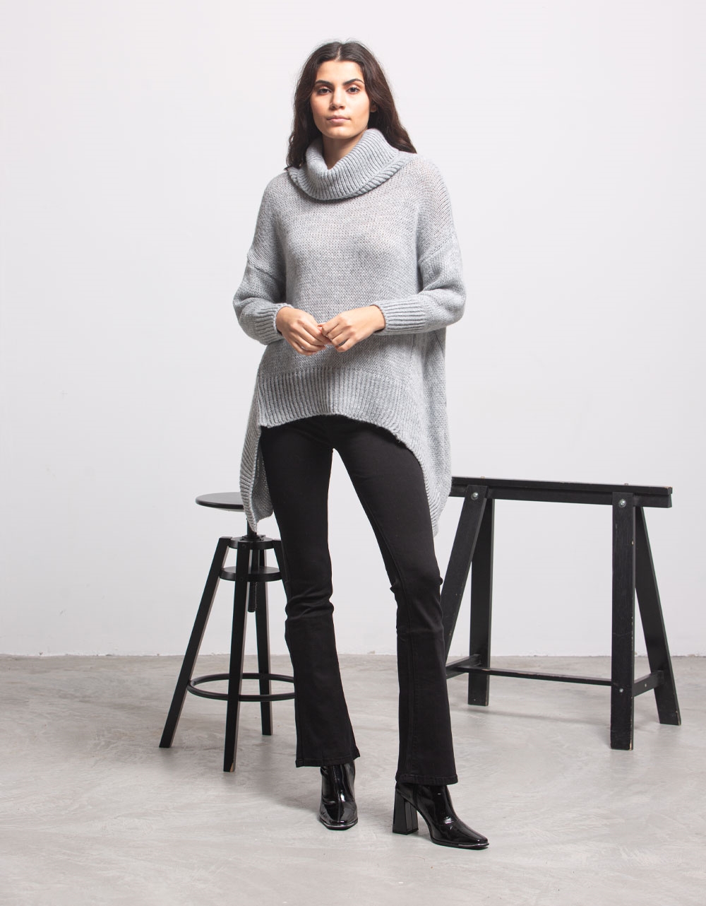Εικόνα από Γυναικεία μπλούζα πλεκτή με ασύμμετρο σχέδιο Γκρι