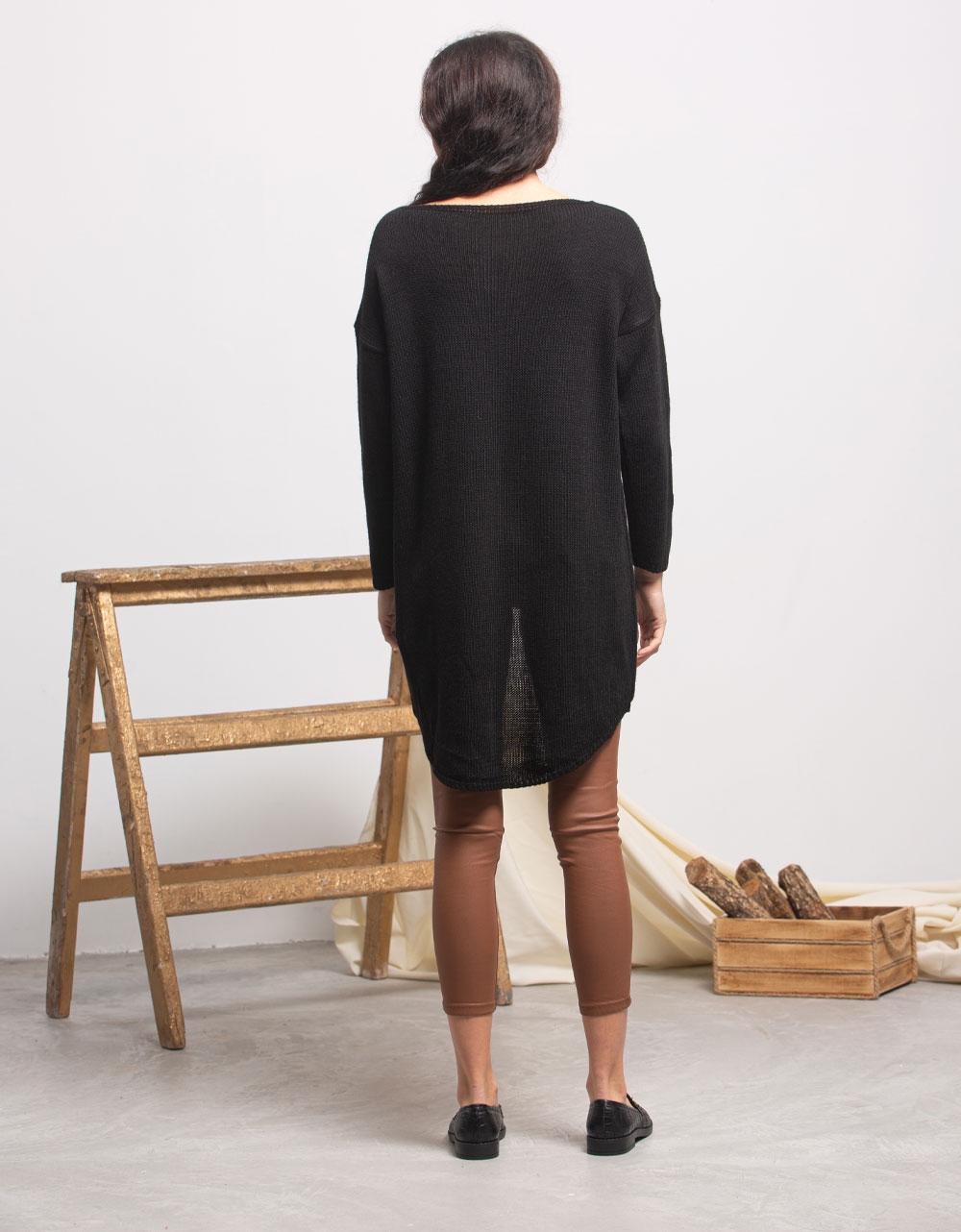 Εικόνα από Γυναικεία μπλούζα με ασύμμετρο σχέδιο Μαύρο