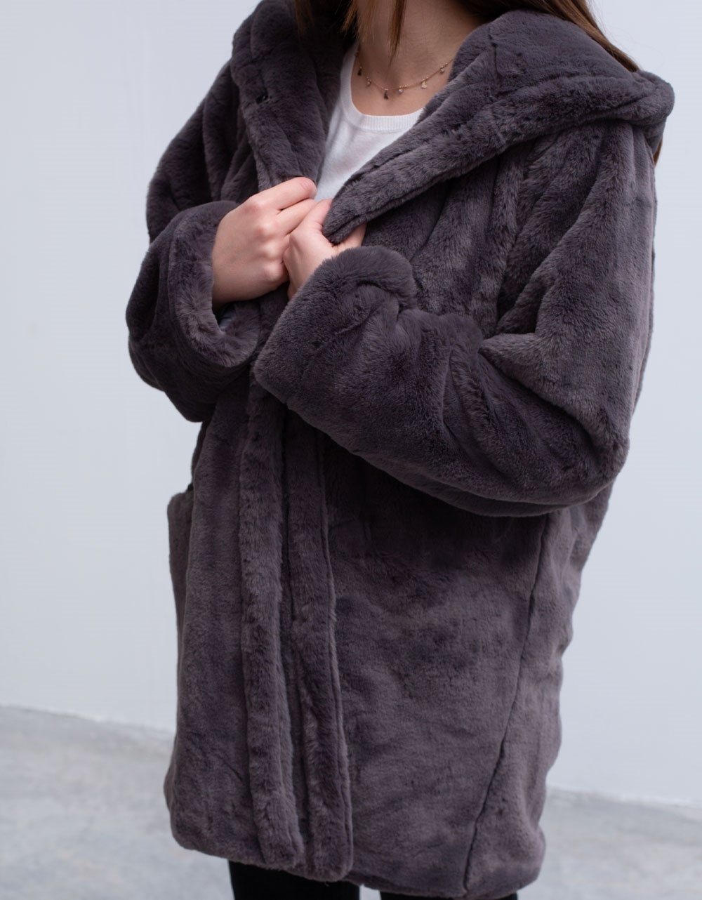 Εικόνα από Γυναικείo παλτό με κουκούλα από οικολογική γούνα Γκρι