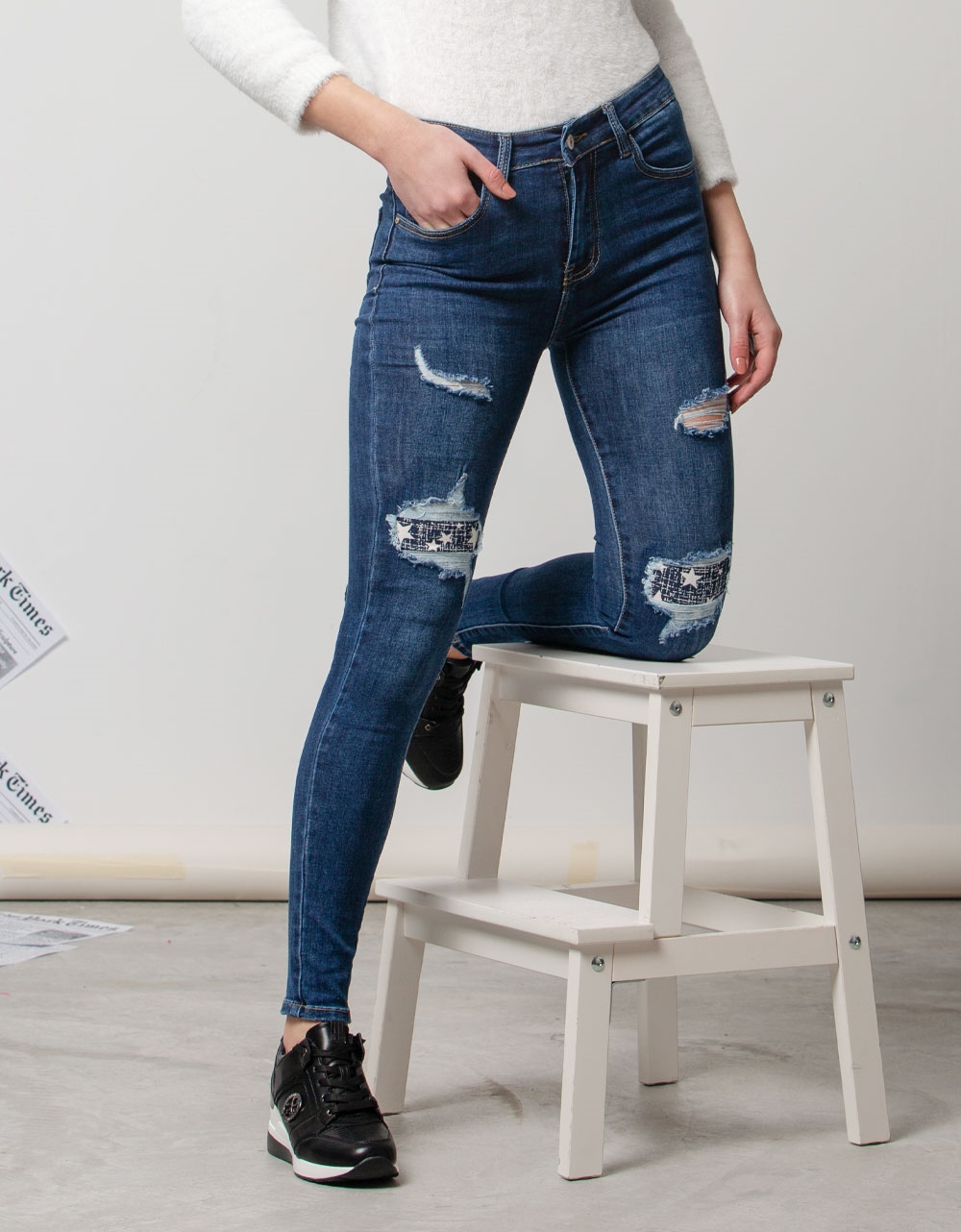 Εικόνα από Γυναικείo παντελόνι με σκισίματα Τζιν