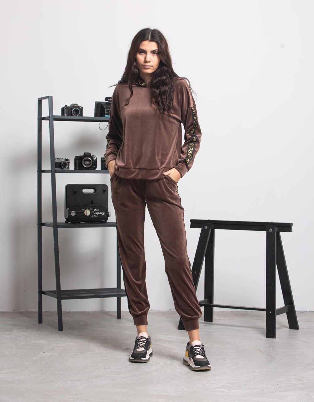 Εικόνα από  Γυναικεία σετ ρούχων παντελόνι & μπλουζάκι velvet Καφέ