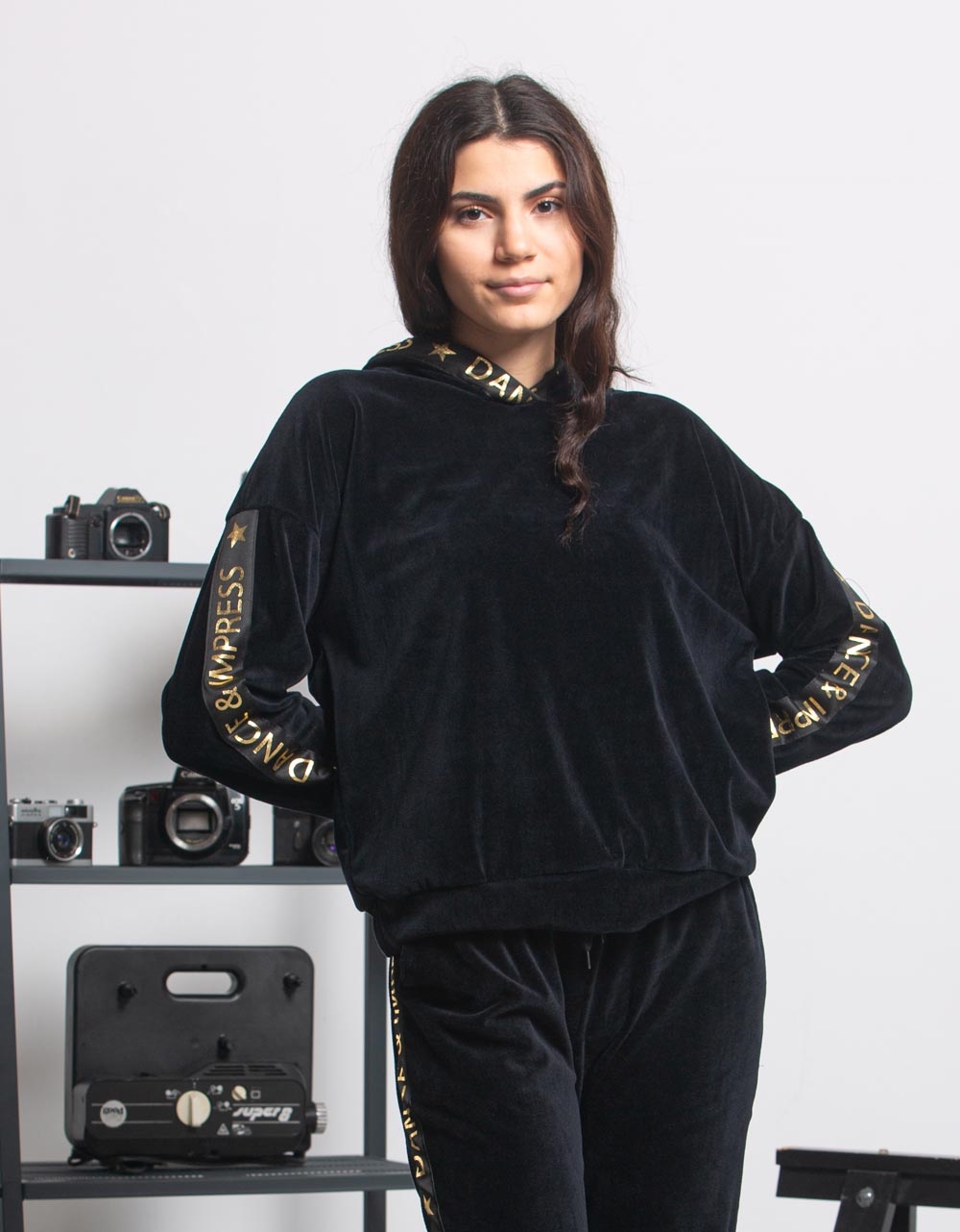 Εικόνα από  Γυναικεία σετ ρούχων παντελόνι & μπλουζάκι velvet Μαύρο