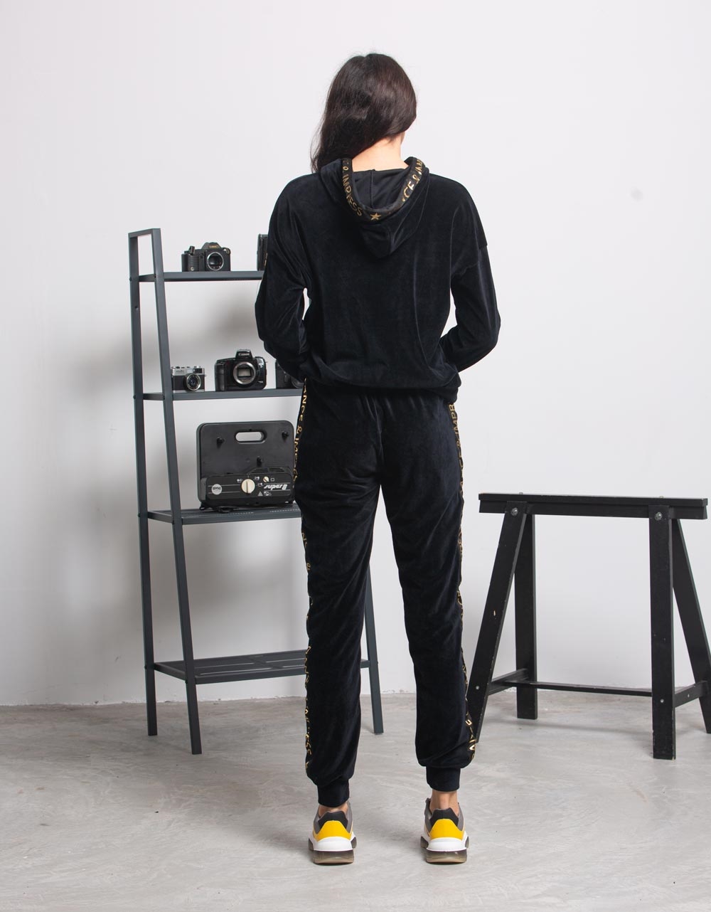 Εικόνα από  Γυναικεία σετ ρούχων παντελόνι & μπλουζάκι velvet Μαύρο