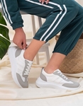 Εικόνα από Γυναικεία sneakers σε συνδυασμούς χρωμάτων Λευκό/Γκρι
