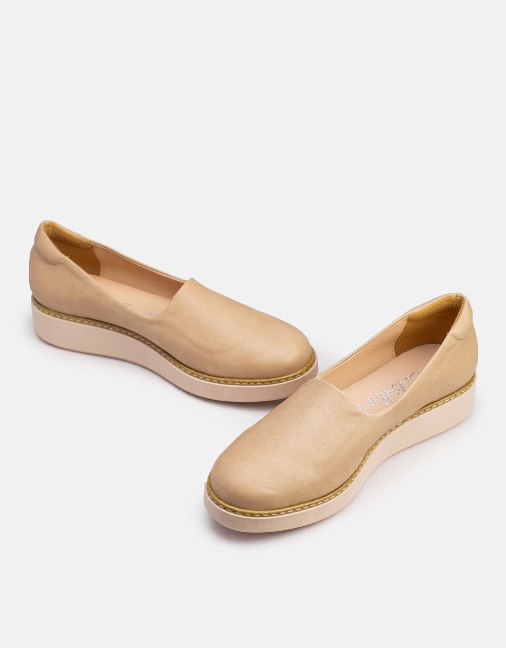 Εικόνα από Basic μονόχρωμα loafers σε απλή γραμμή Nude