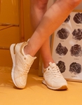 Εικόνα από Γυναικεία sneakers με καπιτονέ λεπτομέρεια Μπεζ