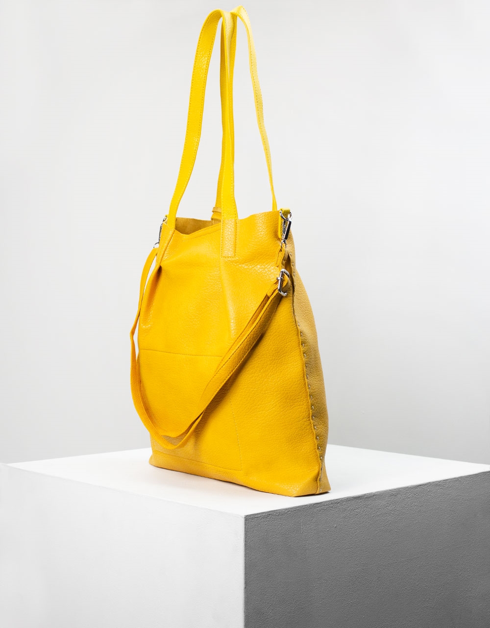 Εικόνα από Γυναικεία τσάντα ώμου με διακοσμητικό φουντάκι Κίτρινο