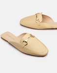 Εικόνα από Γυναικεία mules flat με μεταλλική αγκράφα Μπεζ