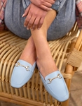 Εικόνα από Γυναικεία mules flat με μεταλλική αγκράφα Σιέλ