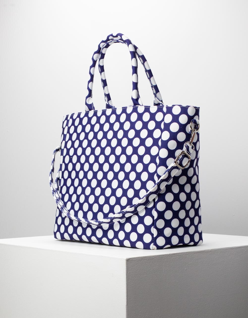 Εικόνα από Γυναικεία τσάντα χειρός σε πουά σχέδιο Λευκό/Μπλε