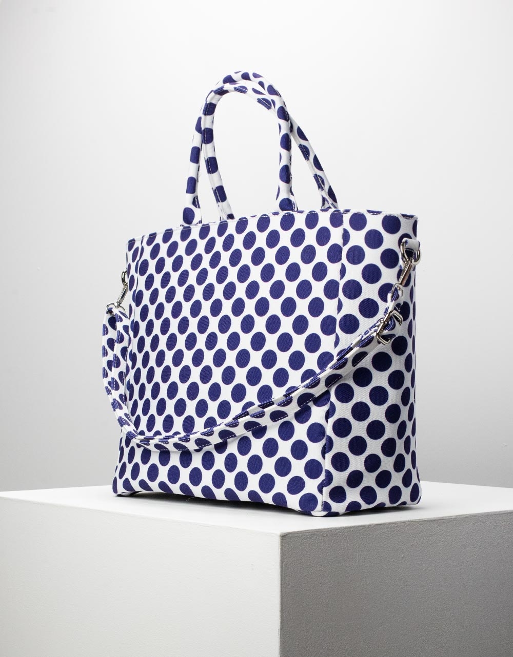 Εικόνα από Γυναικεία τσάντα χειρός σε πουά σχέδιο Μπλε/Λευκό