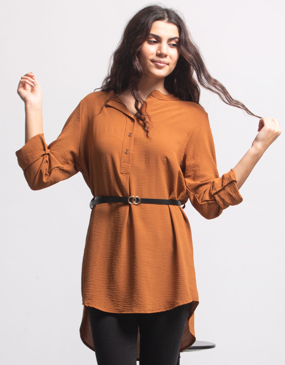 Εικόνα από Γυναικείο πουκάμισο ασύμμετρο με ζώνη Ταμπά