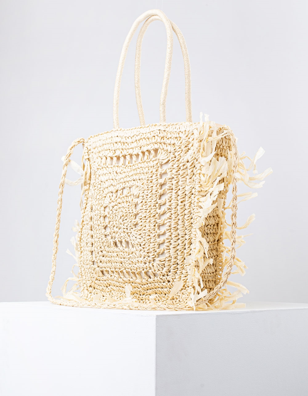 Εικόνα από Μονόχρωμη τσάντα χειρός ψάθινη με κρόσσια Μπεζ