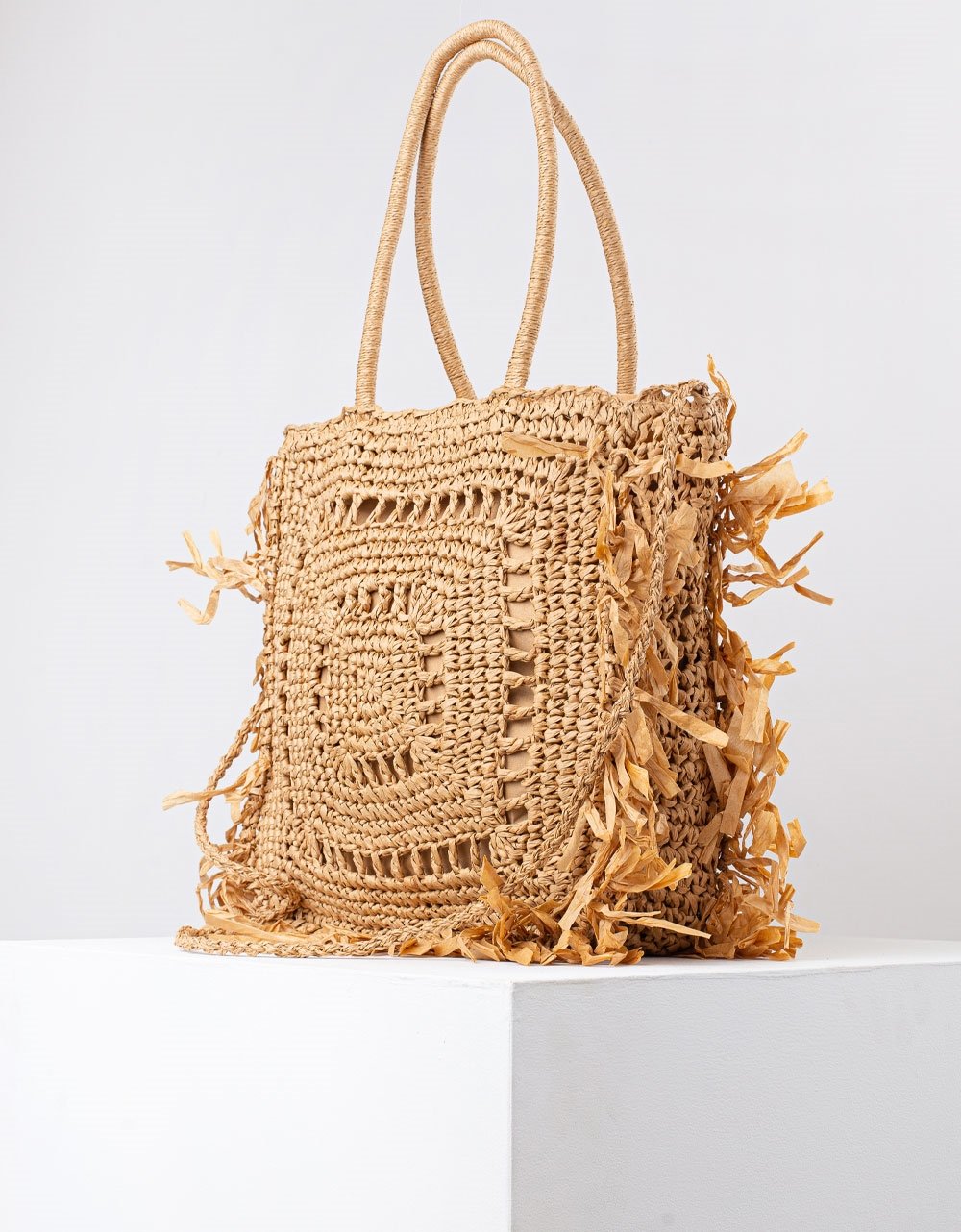 Εικόνα από Μονόχρωμη τσάντα χειρός ψάθινη με κρόσσια Πούρο