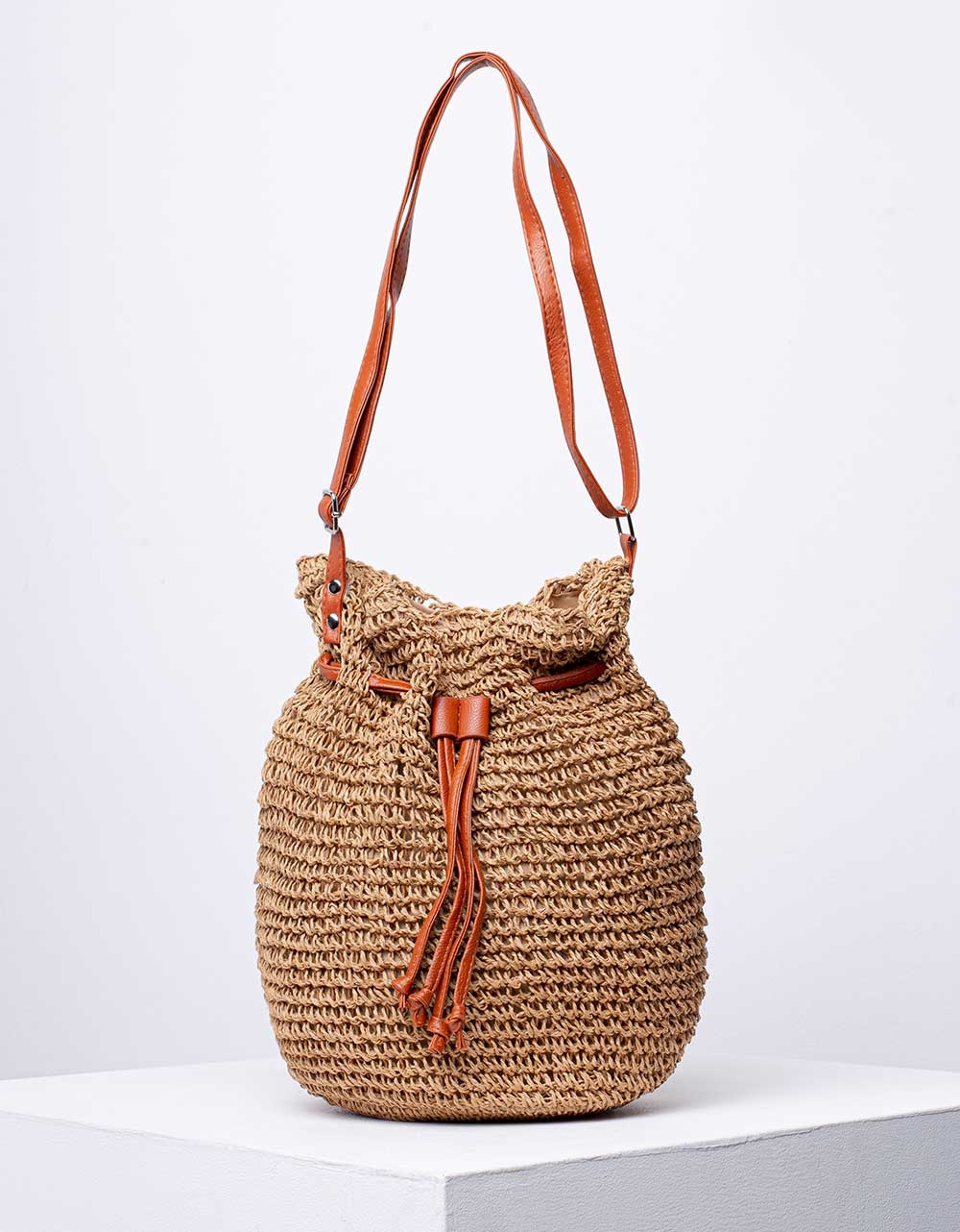 Εικόνα από Γυναικεία ώμου & χιαστί τσάντα πουγκί ψάθινη Πούρο