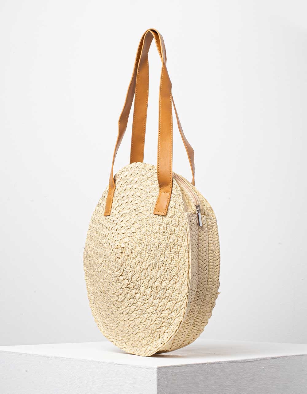 Εικόνα από Γυναικεία τσάντα χειρός ψάθινη σε στρογγυλό σχήμα με διακοσμητικά φουντάκια Μπεζ