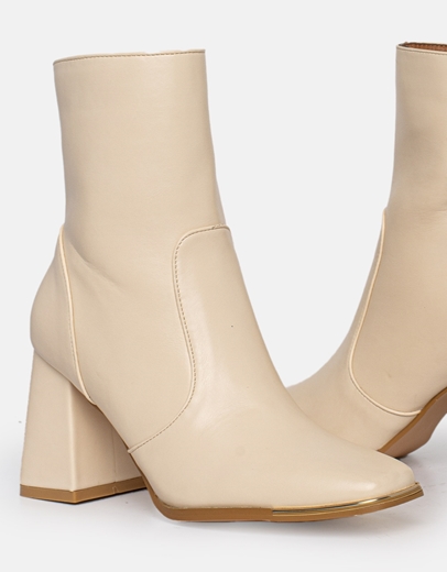 Εικόνα της Γυναικεία μποτάκια με μεταλλική λεπτομέρεια Μπεζ