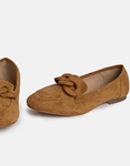 Εικόνα από Loafers suede με μεταλλικούς κρίκους Κάμελ