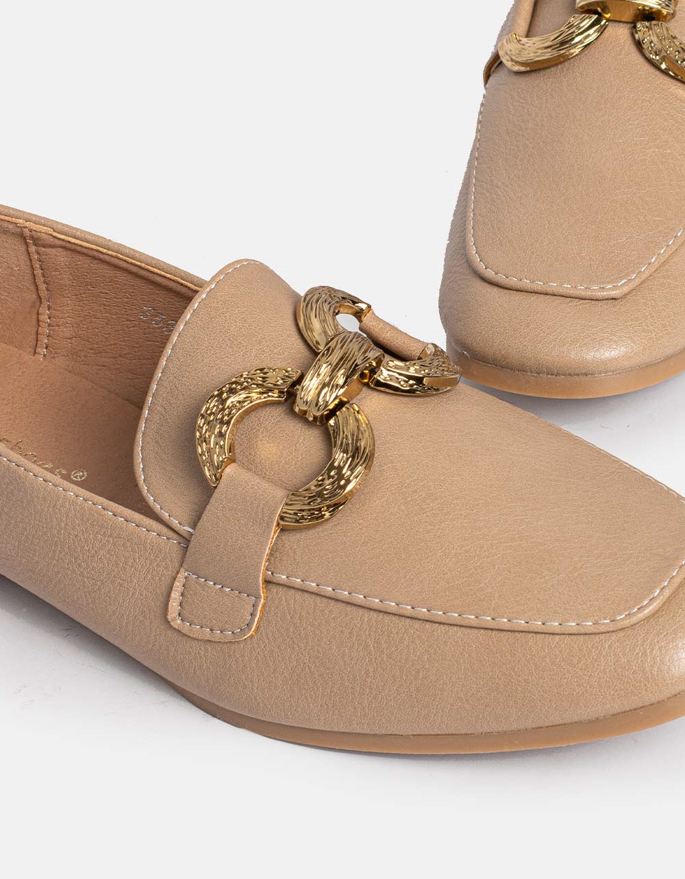 Εικόνα από Γυναικεία loafers με χρυσή αγκράφα Πούρο