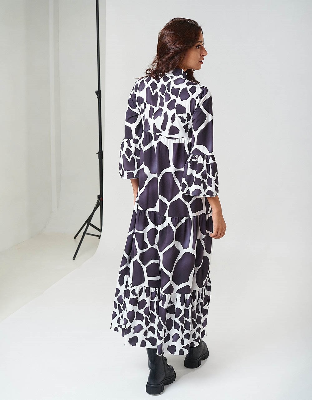 Εικόνα από Φόρεμα maxi με κουμπάκια,βολάν και μακριά μανίκια Λευκό/Μαύρο