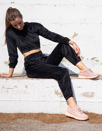 Εικόνα της Αθλητικό σετ velvet φόρμα και crop μπλουζάκι Μαύρο