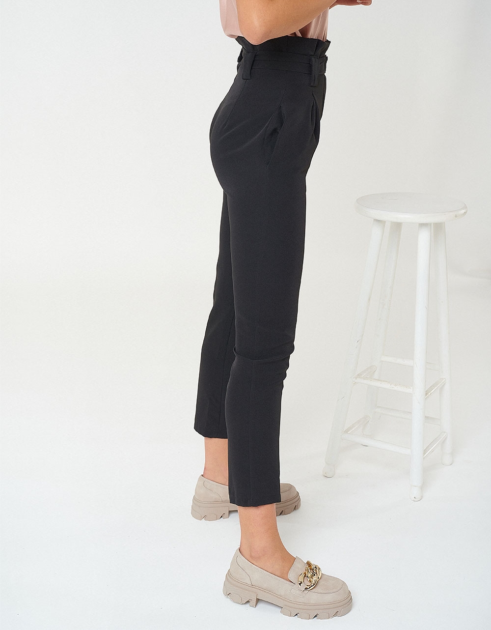 Εικόνα από Ψηλόμεσο υφασμάτινο παντελόνι με πιέτες Μαύρο