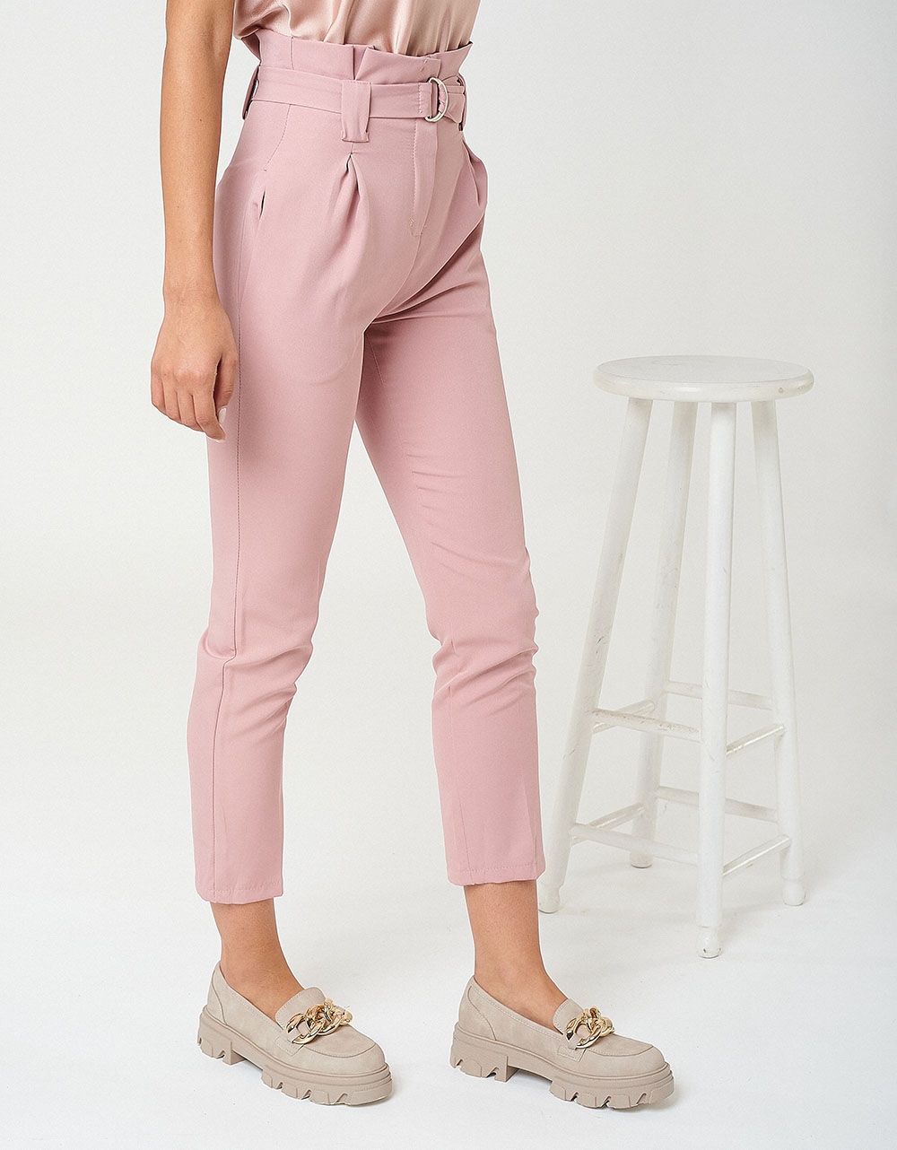 Εικόνα από Ψηλόμεσο υφασμάτινο παντελόνι με πιέτες Ροζ