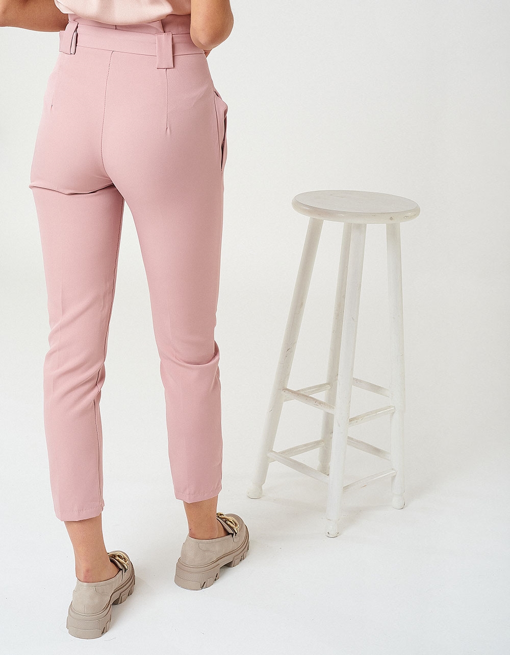 Εικόνα από Ψηλόμεσο υφασμάτινο παντελόνι με πιέτες Ροζ