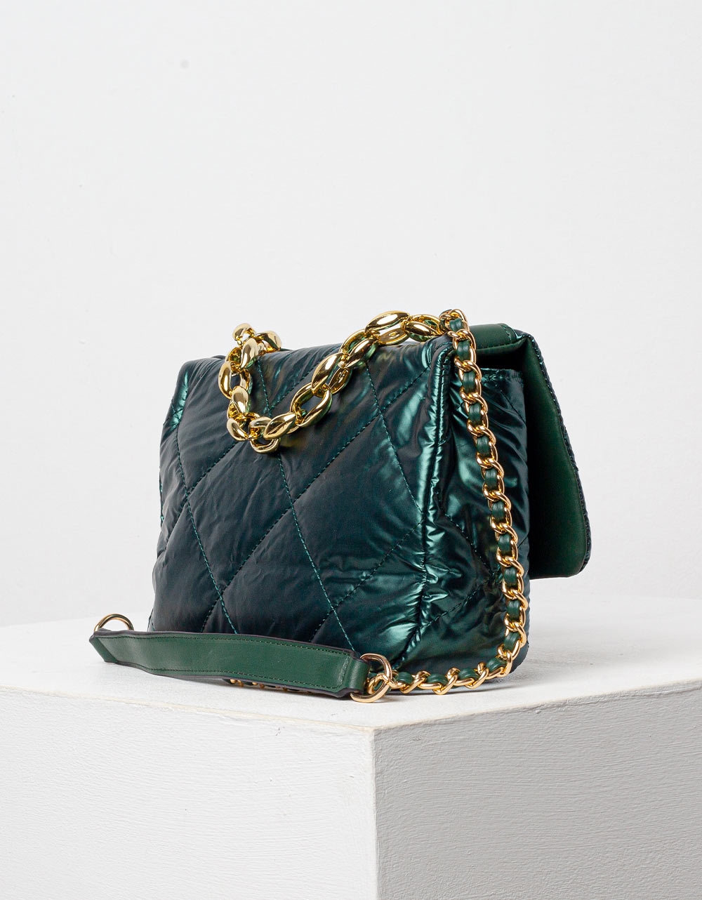 Εικόνα από Γυναικεία τσάντα puffy μονόχρωμη με αλυσίδα Πράσινο