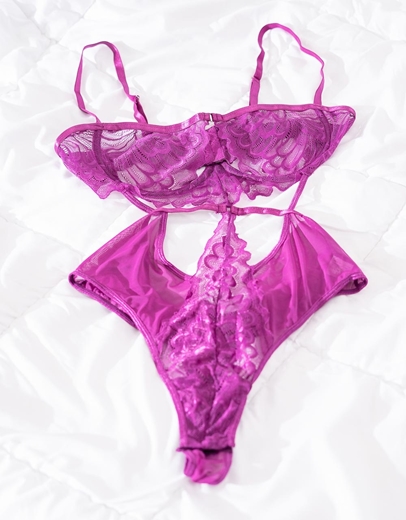 Εικόνα της Γυναικείο κορμάκι με δαντέλα και cut outs Μωβ