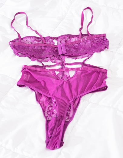 Εικόνα της Γυναικείο κορμάκι με δαντέλα και cut outs Μωβ