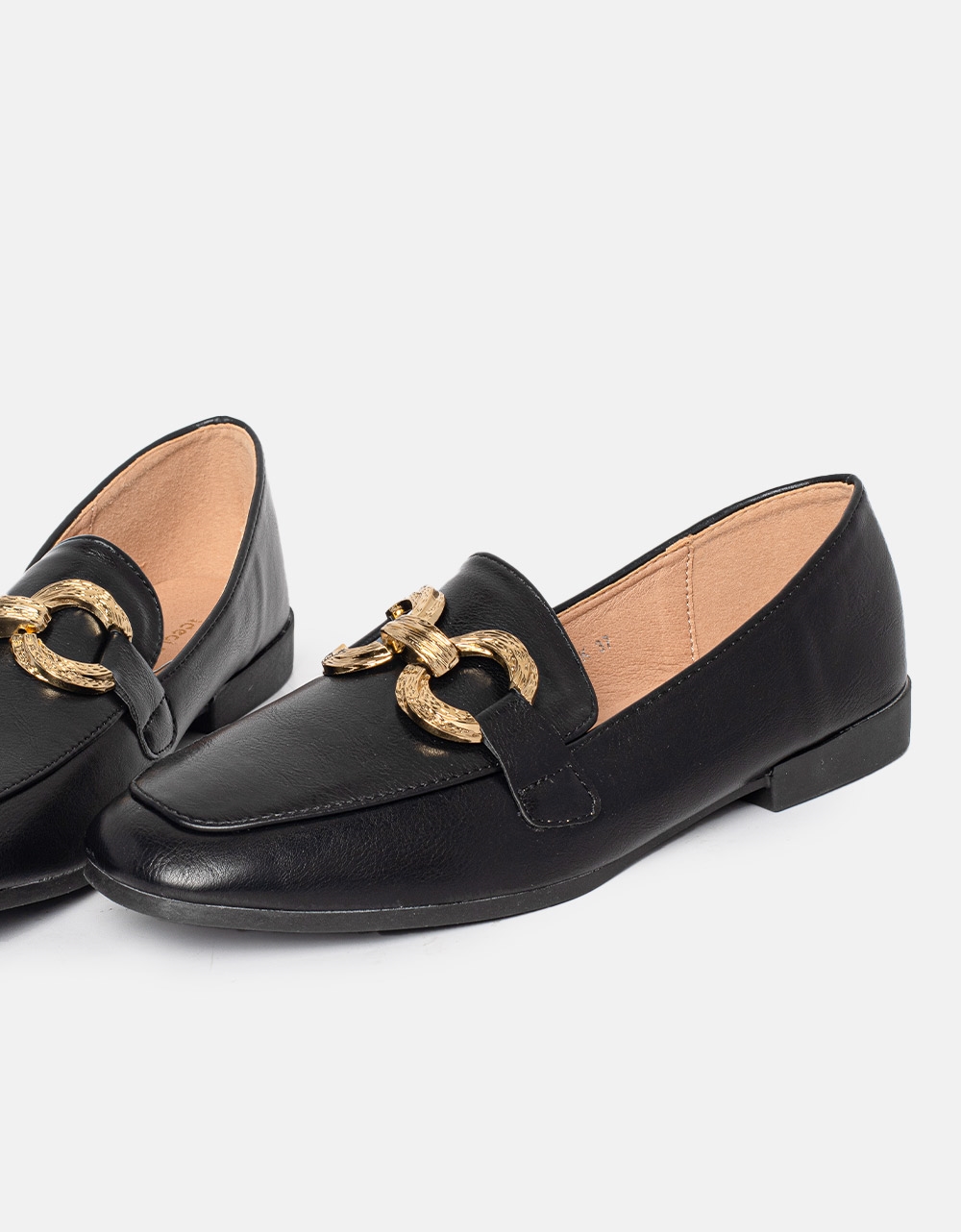 Εικόνα από Γυναικεία loafers με χρυσή αγκράφα Μαύρο