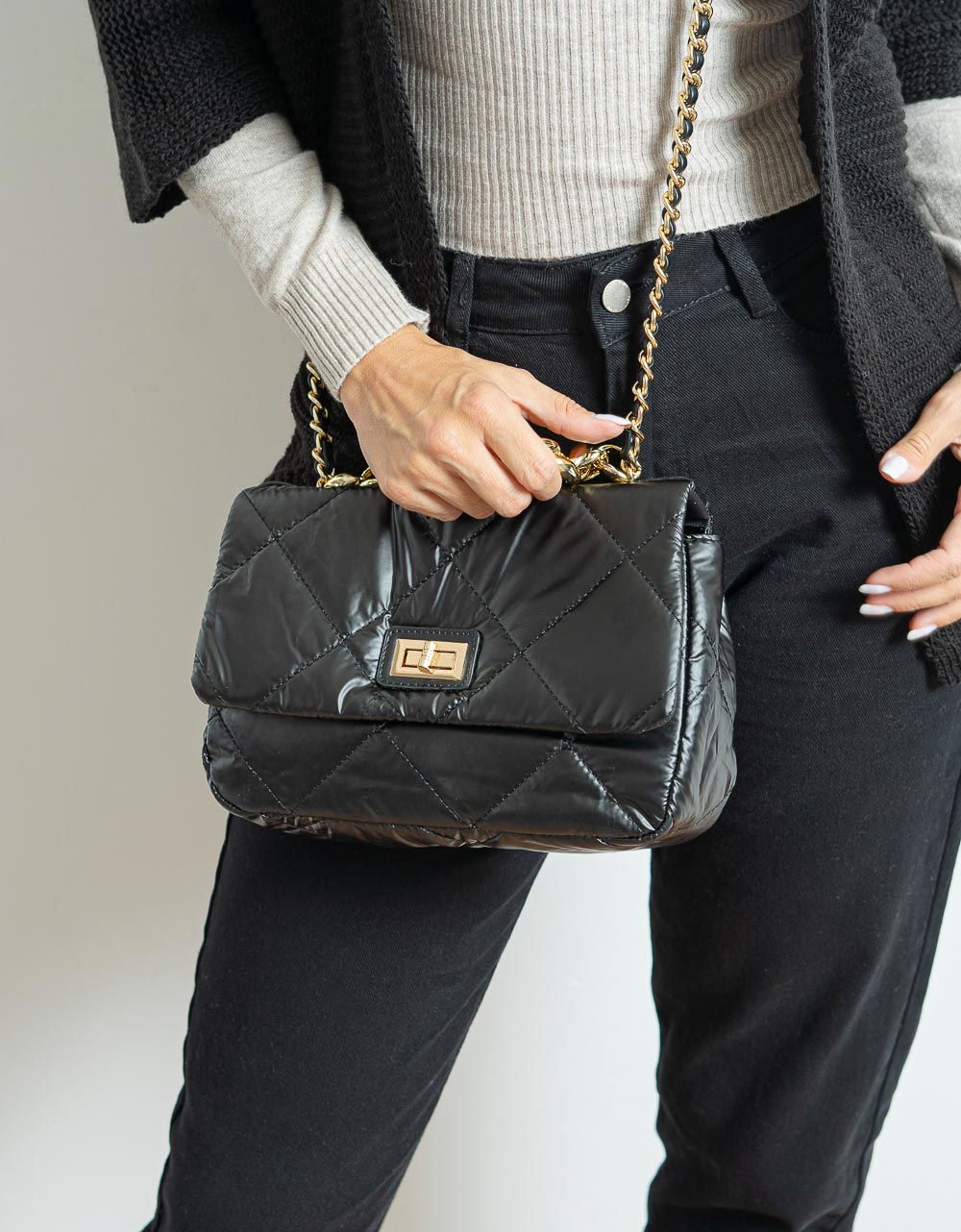 Εικόνα από Γυναικεία τσάντα puffy μονόχρωμη με αλυσίδα Μαύρο