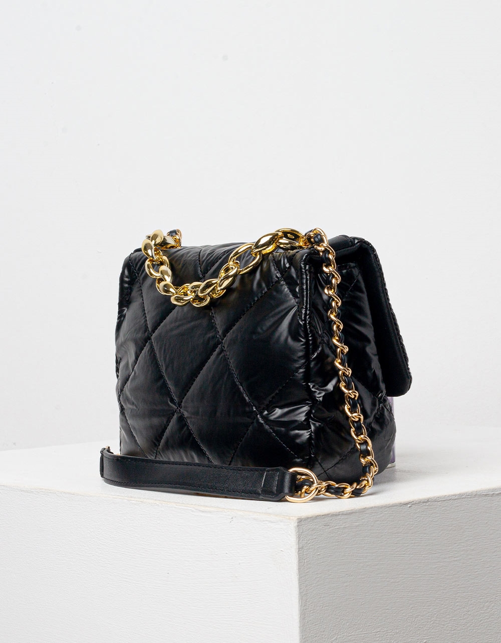 Εικόνα από Γυναικεία τσάντα puffy μονόχρωμη με αλυσίδα Μαύρο