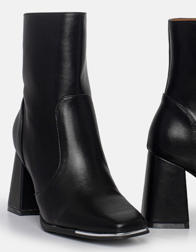 Εικόνα της Γυναικεία μποτάκια με μεταλλική λεπτομέρεια Μαύρο