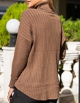 Εικόνα από Ριπ μπλούζα ζιβάγκο με κουμπιά σε άνετη γραμμή Καφέ