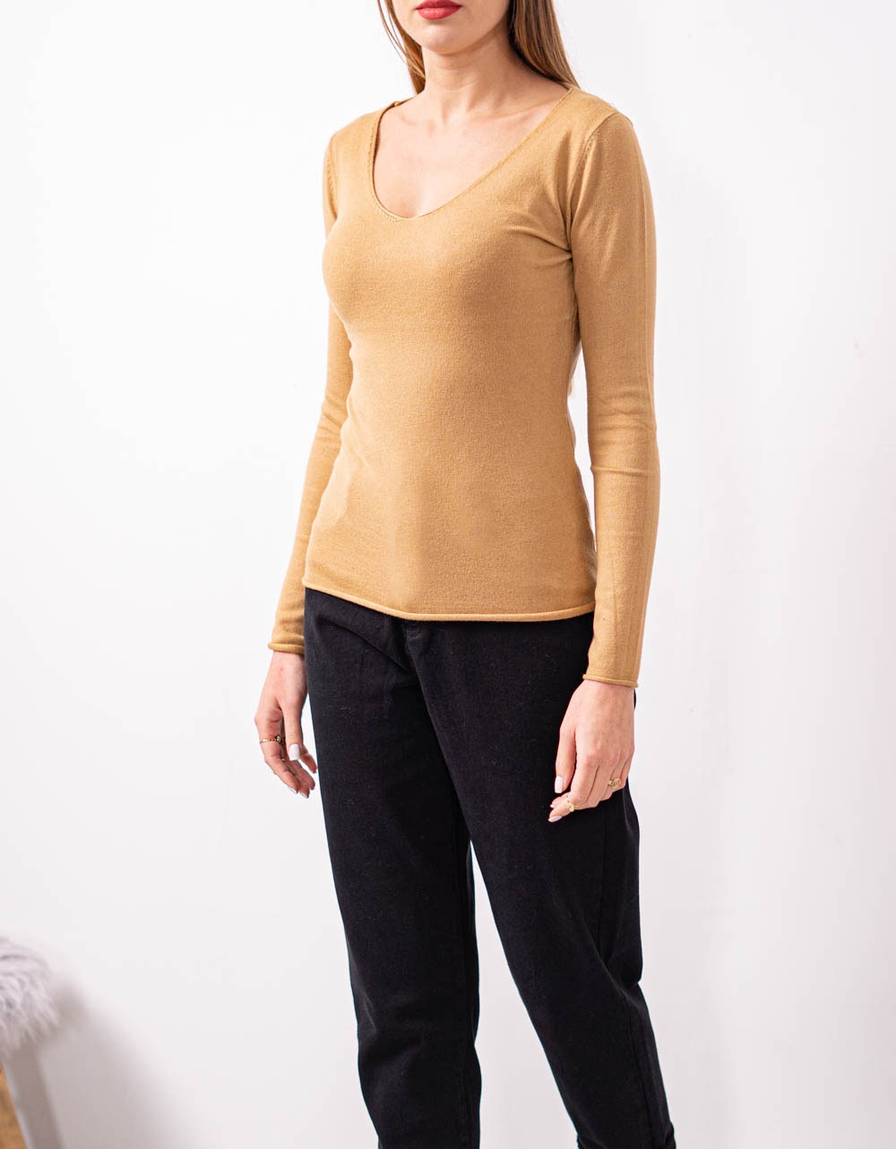 Εικόνα από Basic μονόχρωμη μπλούζα με V λαιμόκοψη και μακριά μανίκια Κάμελ