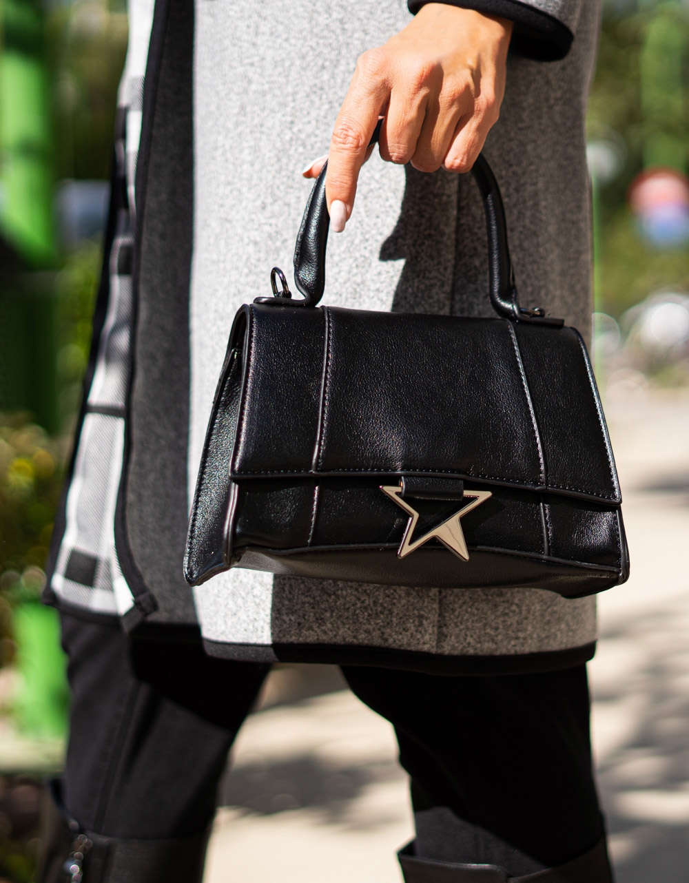 Εικόνα από Γυναικεία τσάντα χειρός με διακοσμητική αγκράφα Μαύρο