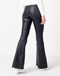 Εικόνα από Ψηλόμεσο leather look παντελόνι καμπάνα Μαύρο