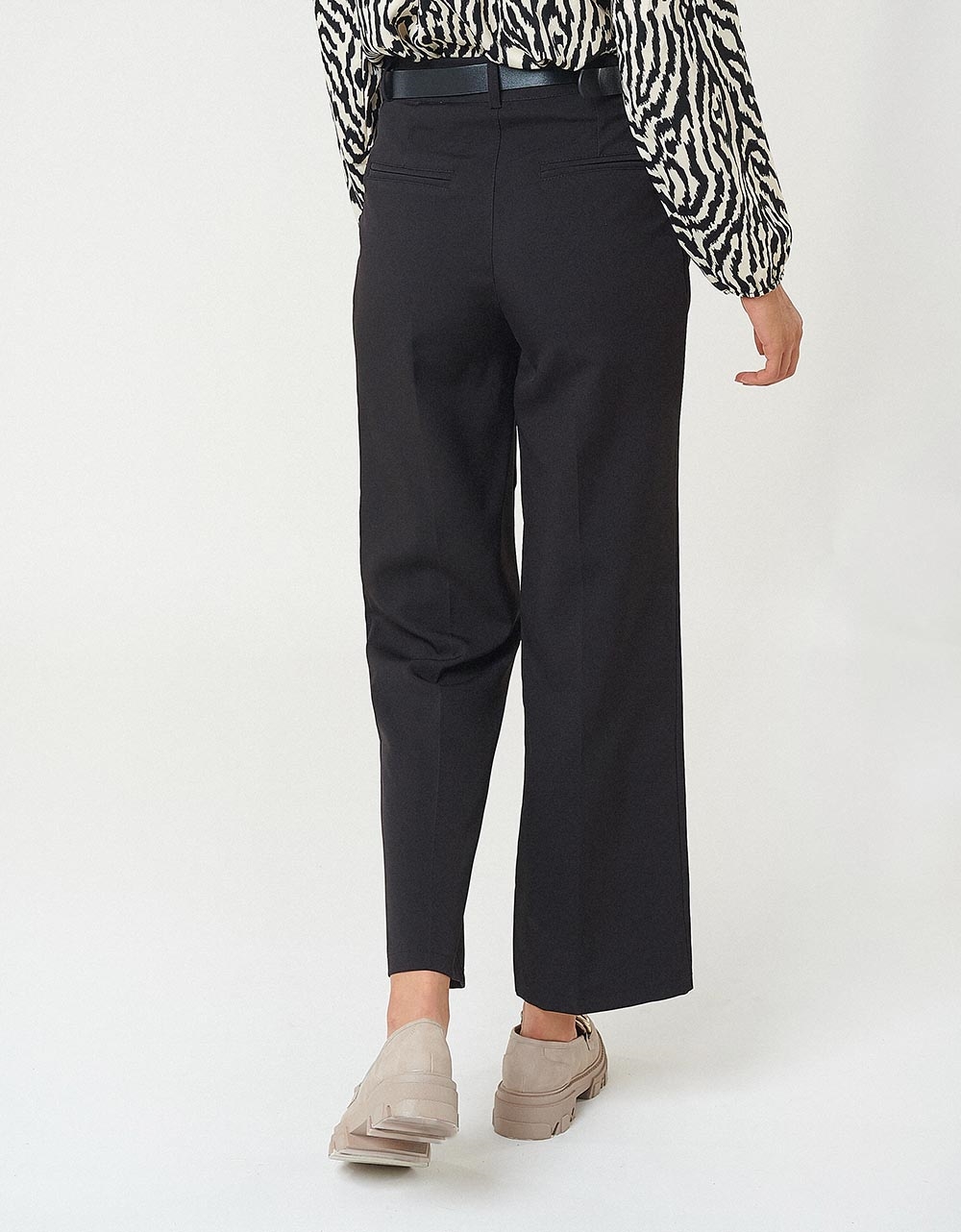 Εικόνα από Γυναικείο παντελόνι υφασμάτινο cropped με πιέτες Μαύρο