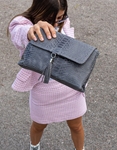 Εικόνα από Γυναικεία τσάντα ώμου από γνήσιο δέρμα με κροκό μοτίβο Γκρι