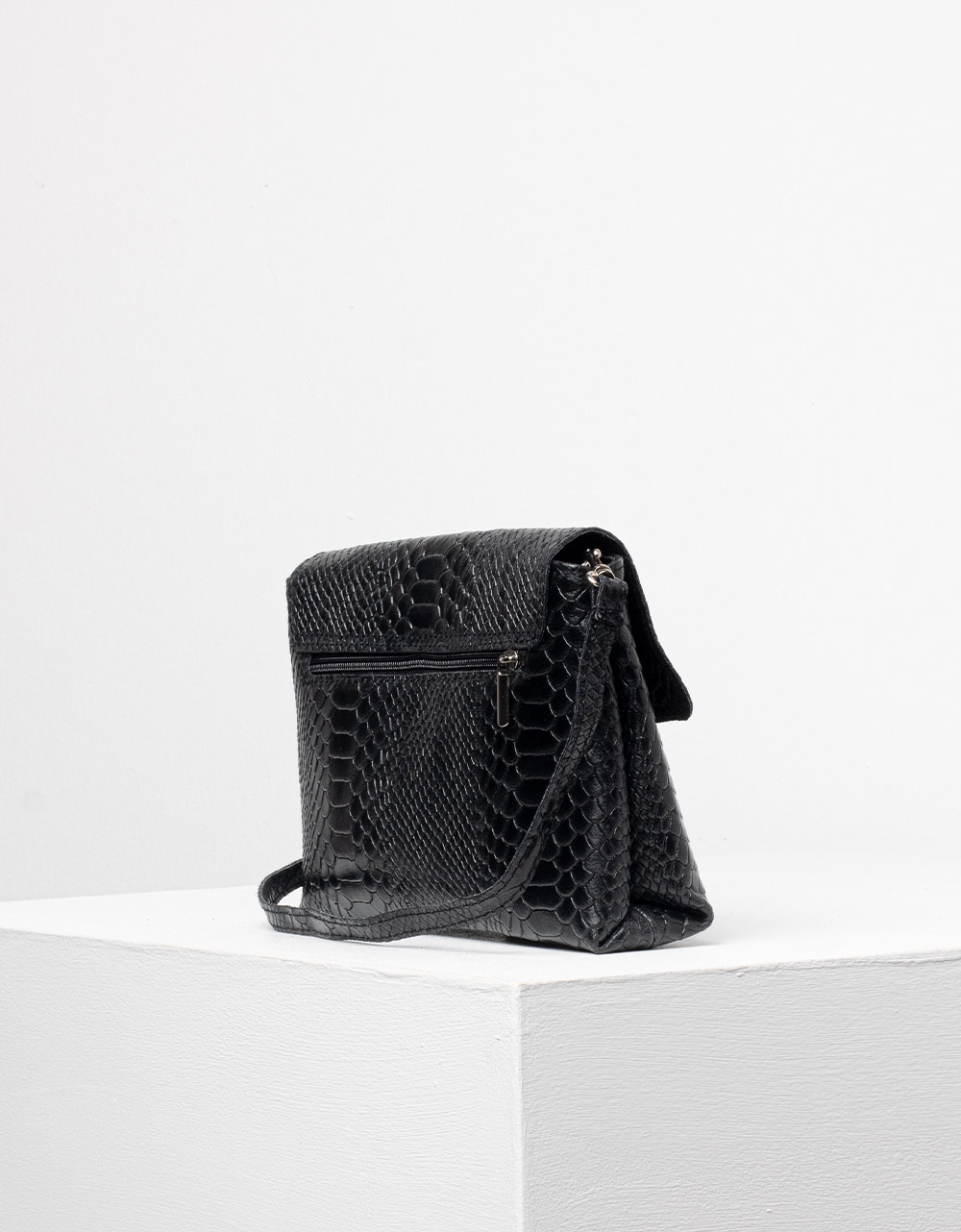 Εικόνα από Γυναικεία τσάντα ώμου από γνήσιο δέρμα με κροκό μοτίβο Μαύρο