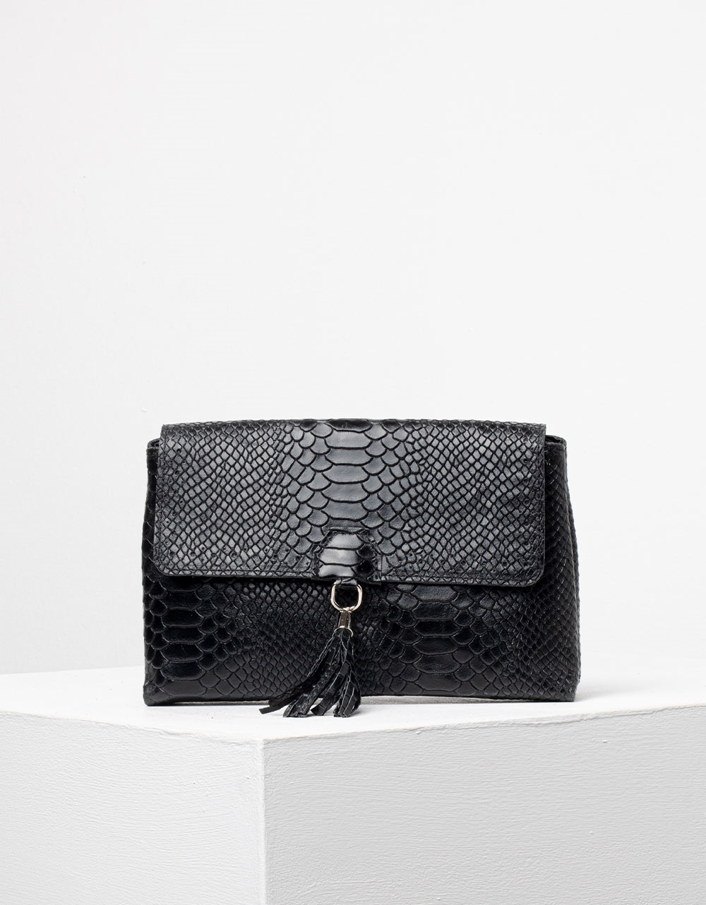 Εικόνα από Γυναικεία τσάντα ώμου από γνήσιο δέρμα με κροκό μοτίβο Μαύρο