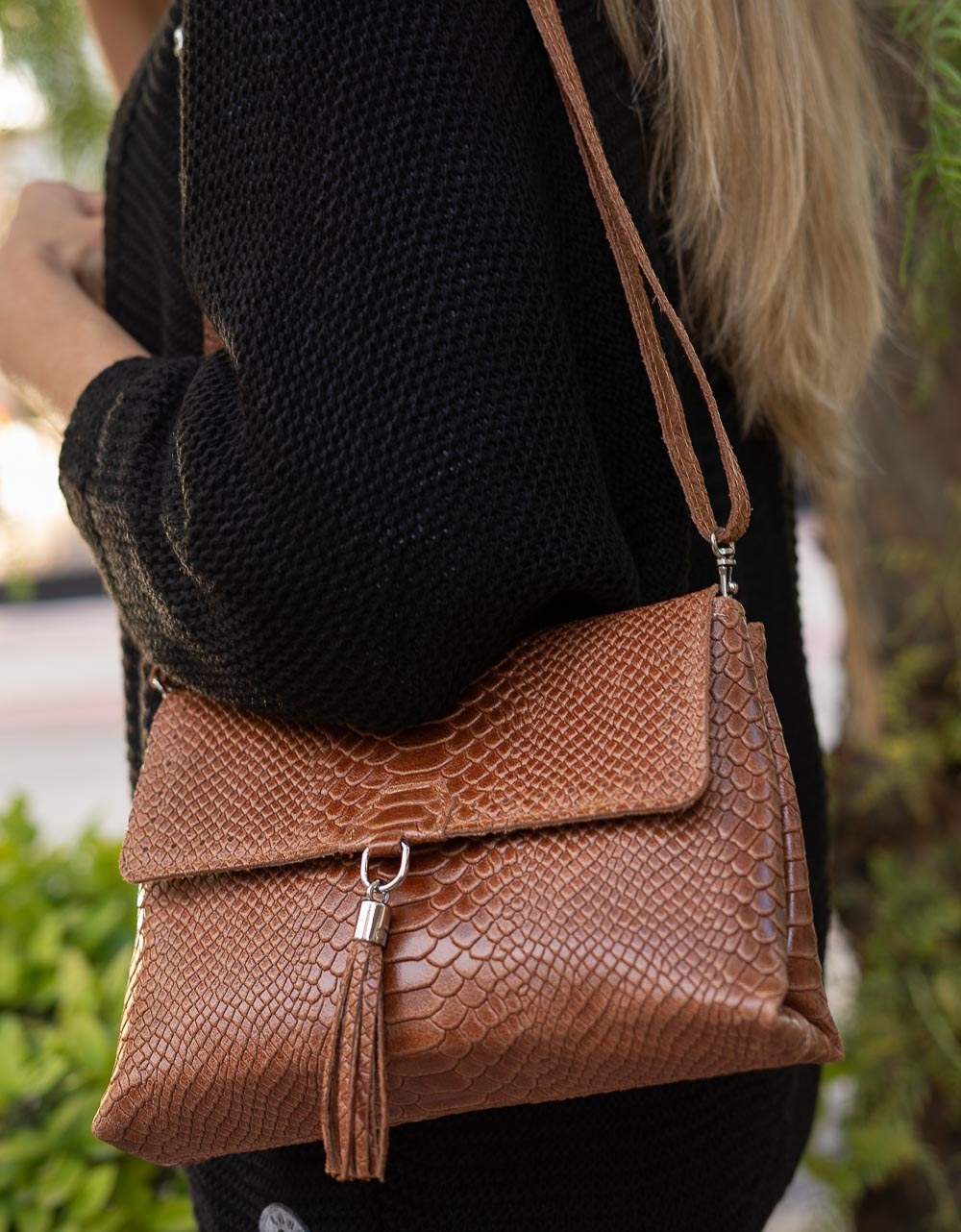 Εικόνα από Γυναικεία τσάντα ώμου από γνήσιο δέρμα με κροκό μοτίβο Ταμπά