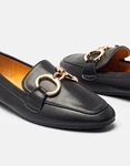 Εικόνα από Flat μονόχρωμα loafers με μεταλλική αγκράφα Μαύρο